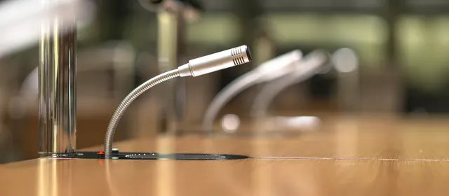 Mikrofoner ved skrivebord